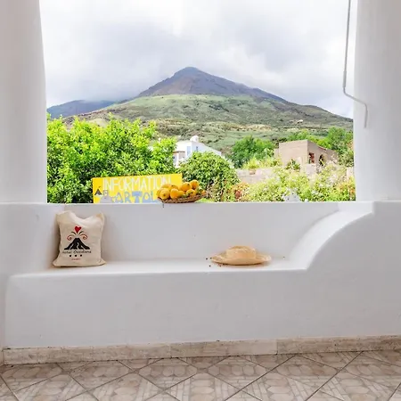 מלון With Terrace Volcano & Sea View סטרומבולי