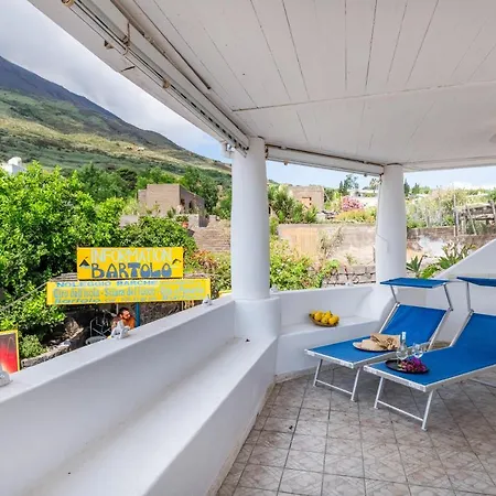 מלון With Terrace Volcano & Sea View סטרומבולי