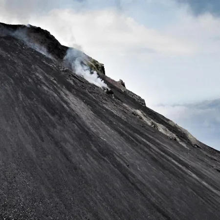 With Terrace Volcano & Sea View סטרומבולי