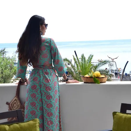 With Terrace Volcano & Sea View מלון סטרומבולי